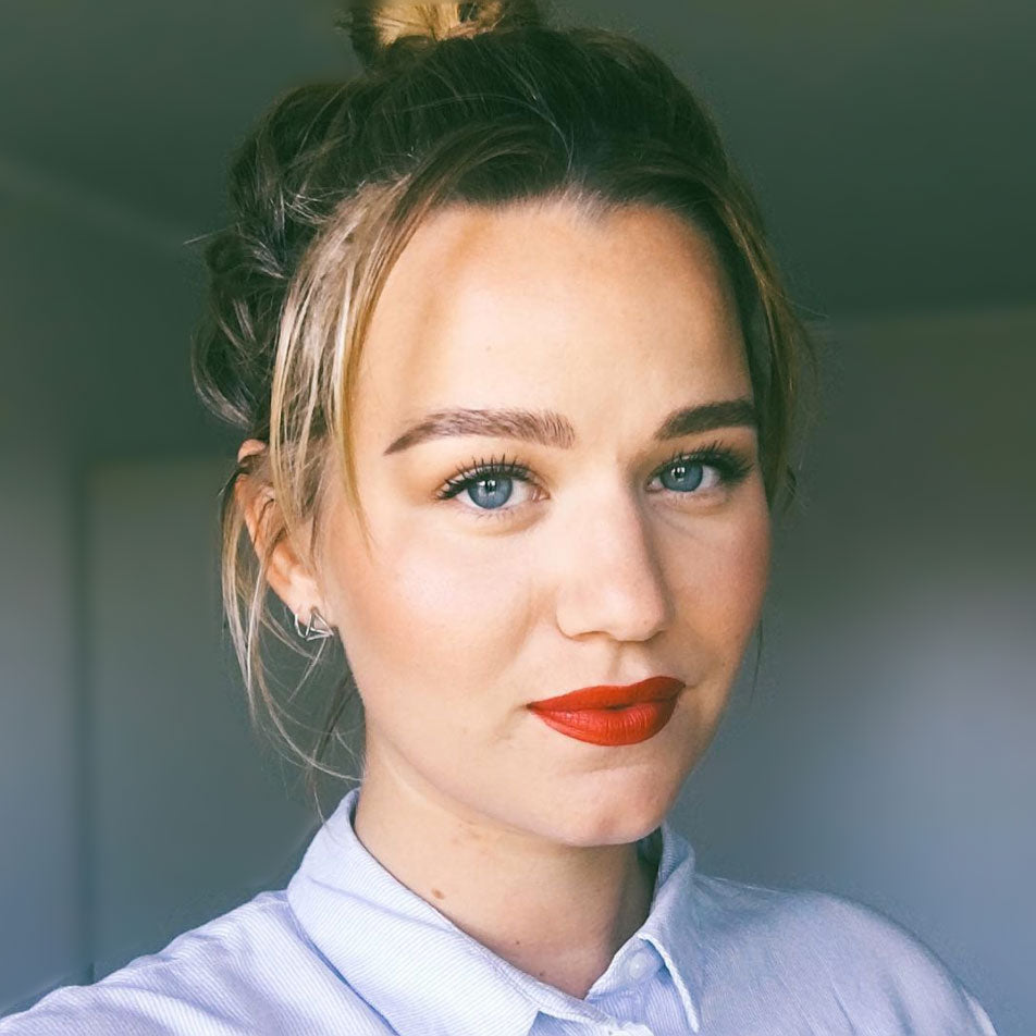 Røde lepper og leppe-skrubb går hånd i hånd.